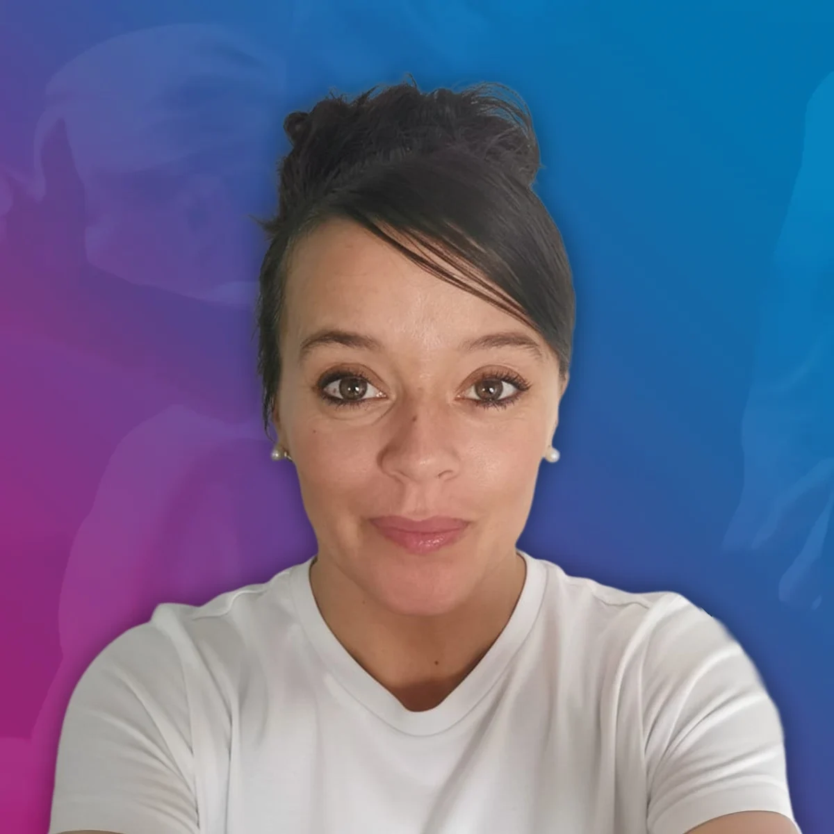 Portrait d'une femme souriante sur fond coloré.